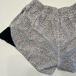 LULULEMON - PLAY OFF THE PLEAT - SPECKLED SHORT / Size 4 / 4” Inseam